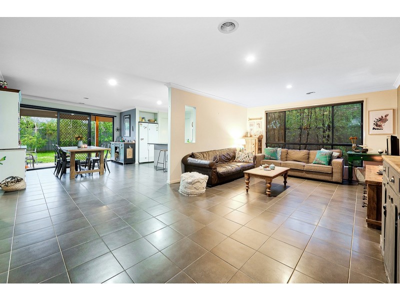 29 Thurvaston Crescent, Cranbourne East VIC 3977