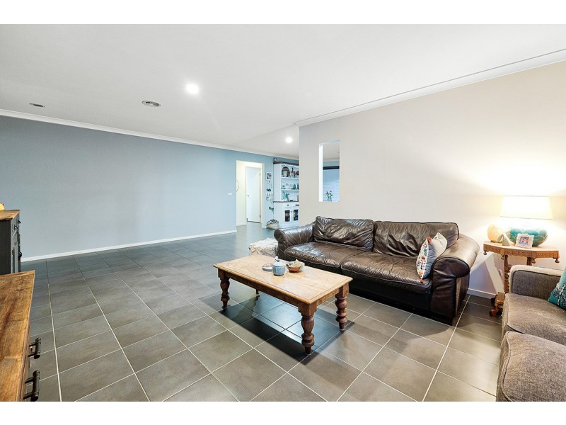 29 Thurvaston Crescent, Cranbourne East VIC 3977