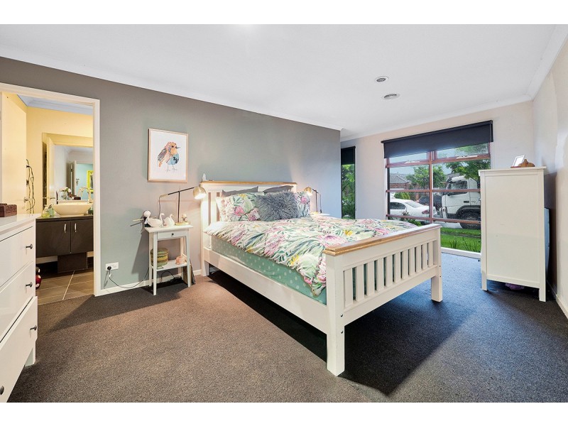 29 Thurvaston Crescent, Cranbourne East VIC 3977