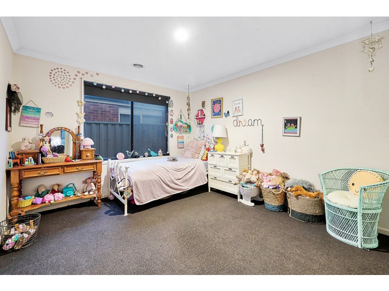 29 Thurvaston Crescent, Cranbourne East VIC 3977