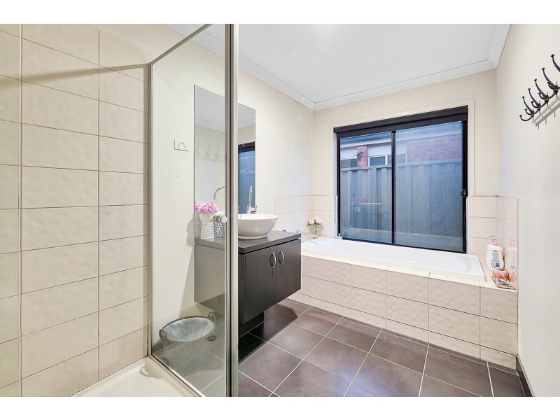 29 Thurvaston Crescent, Cranbourne East VIC 3977