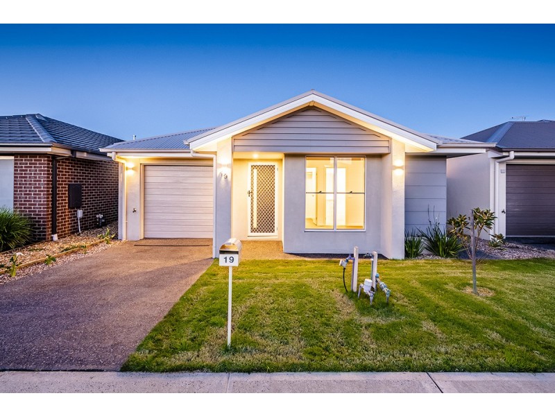 19 Mossey Crescent, Cranbourne East VIC 3977