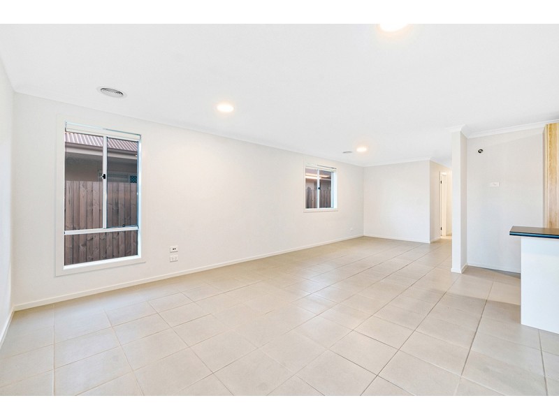19 Mossey Crescent, Cranbourne East VIC 3977