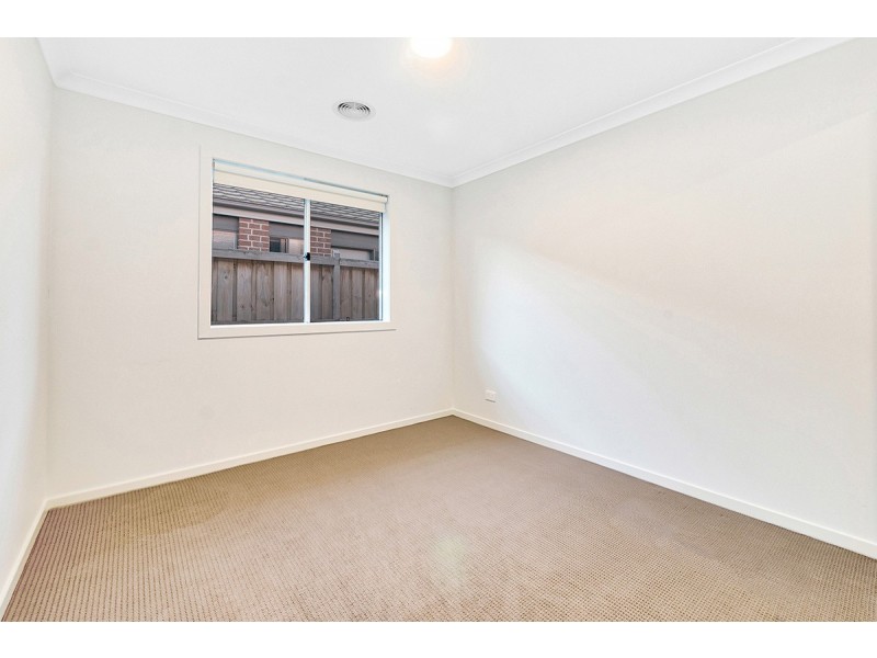 19 Mossey Crescent, Cranbourne East VIC 3977