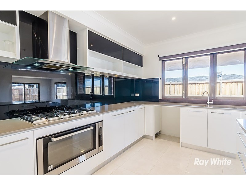6 Sundaze Street, Clyde North VIC 3978