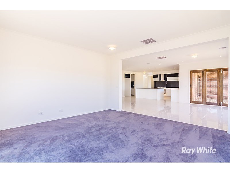 6 Sundaze Street, Clyde North VIC 3978