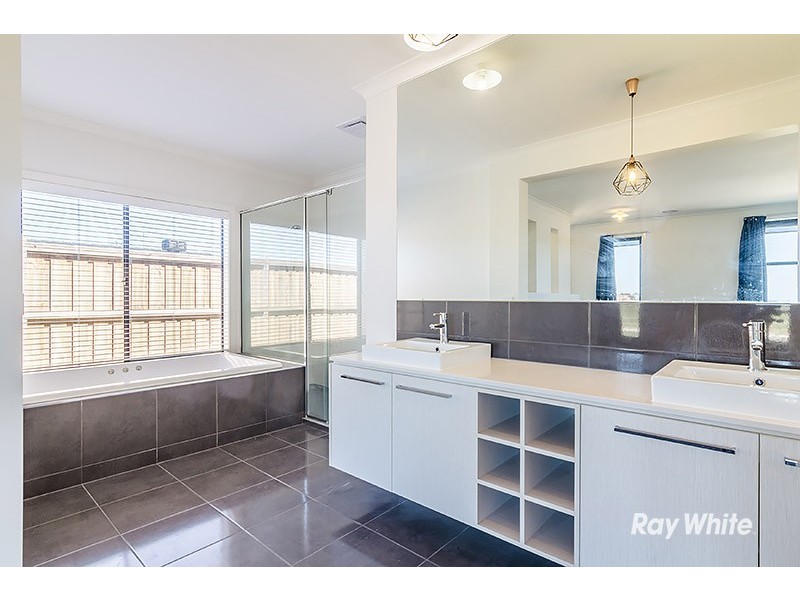 6 Sundaze Street, Clyde North VIC 3978