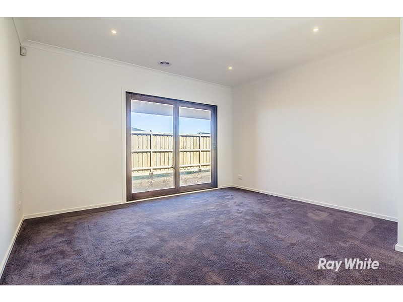 6 Sundaze Street, Clyde North VIC 3978