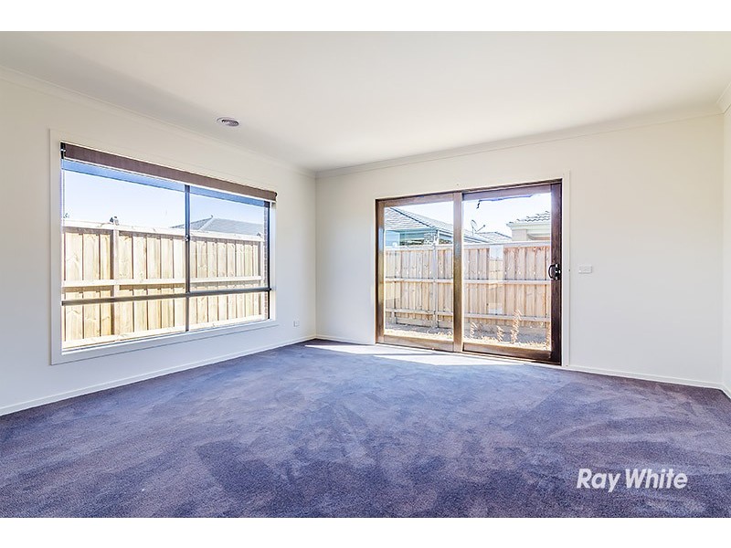 6 Sundaze Street, Clyde North VIC 3978