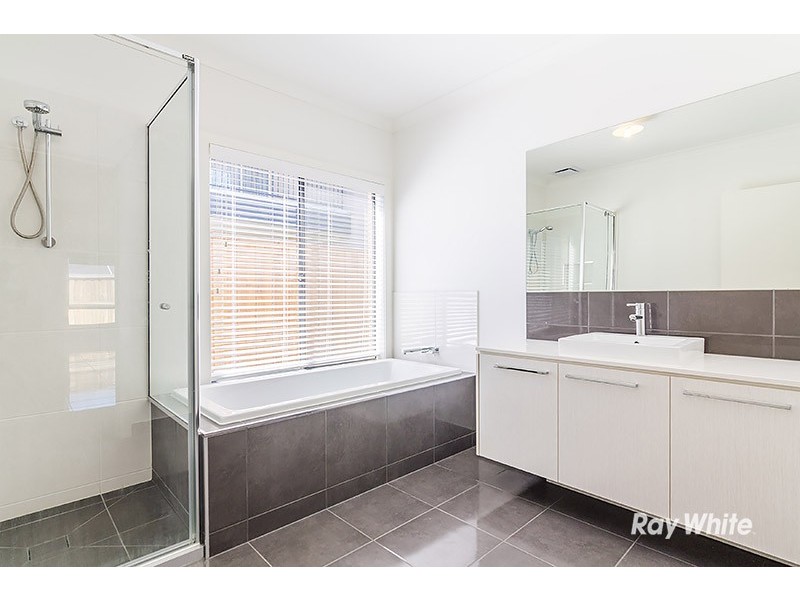 6 Sundaze Street, Clyde North VIC 3978