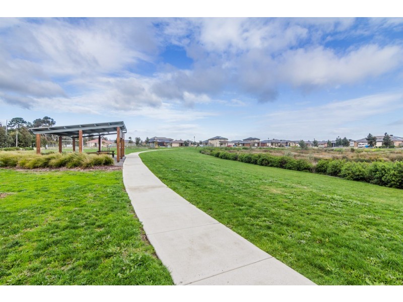 29 Stately Drive, Cranbourne East VIC 3977