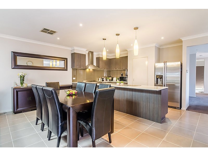5 Gladiolus Circuit, Cranbourne North VIC 3977