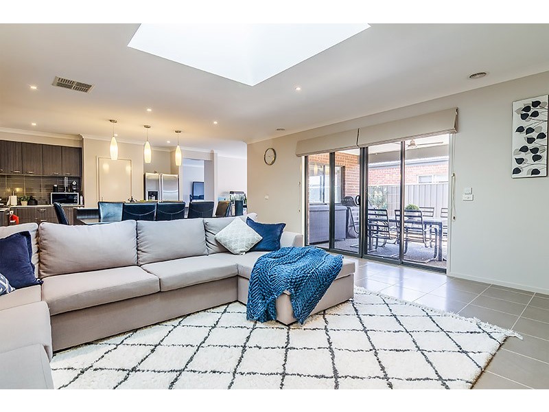 5 Gladiolus Circuit, Cranbourne North VIC 3977