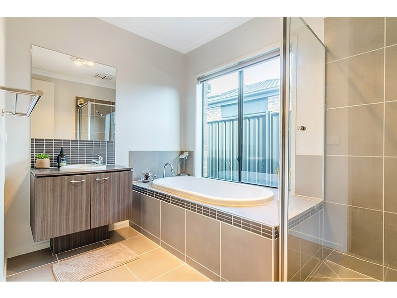 5 Gladiolus Circuit, Cranbourne North VIC 3977