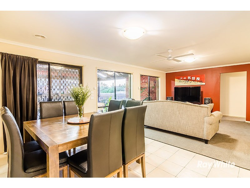 6 Nyarrin Place, Cranbourne West VIC 3977