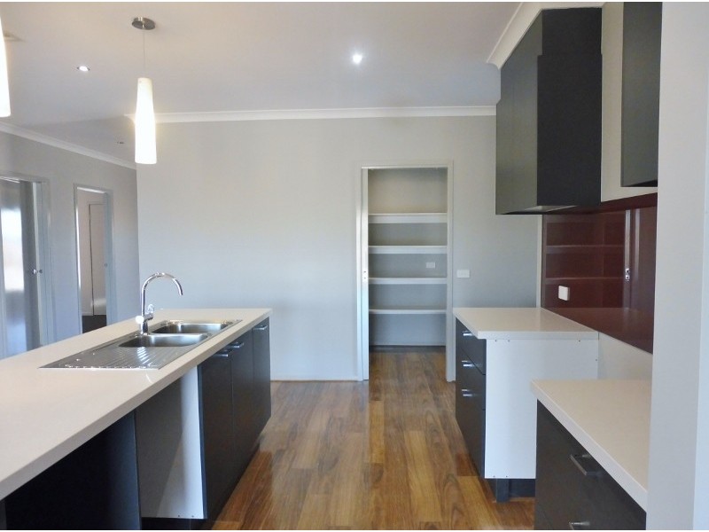 10 Cottongrass Avenue, Clyde North VIC 3978