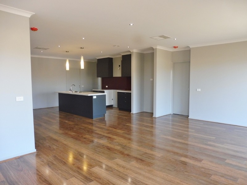 10 Cottongrass Avenue, Clyde North VIC 3978