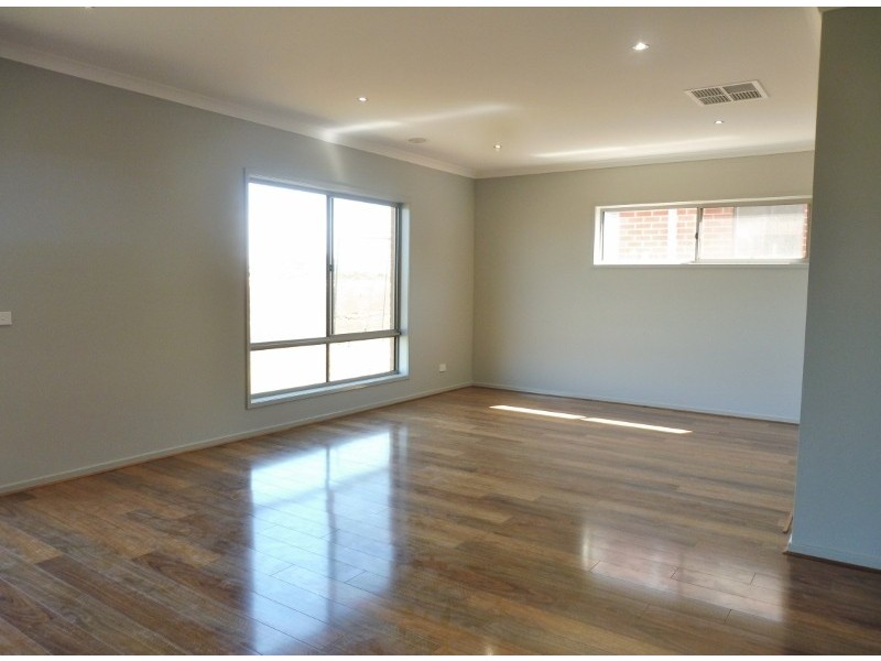 10 Cottongrass Avenue, Clyde North VIC 3978