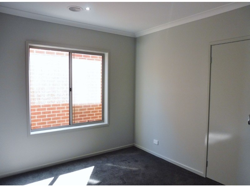 10 Cottongrass Avenue, Clyde North VIC 3978