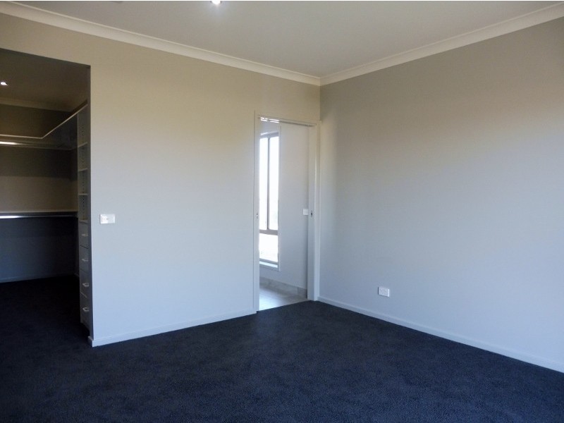 10 Cottongrass Avenue, Clyde North VIC 3978