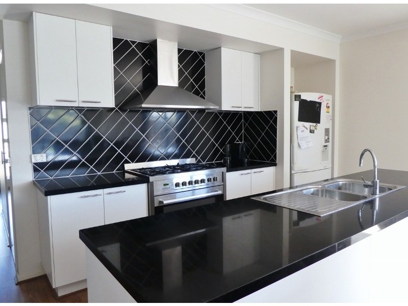 14 Bellsquarry Avenue, Cranbourne East VIC 3977