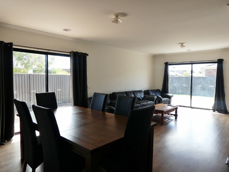 14 Bellsquarry Avenue, Cranbourne East VIC 3977