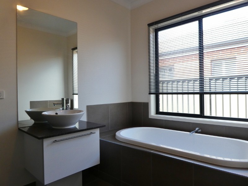 14 Bellsquarry Avenue, Cranbourne East VIC 3977