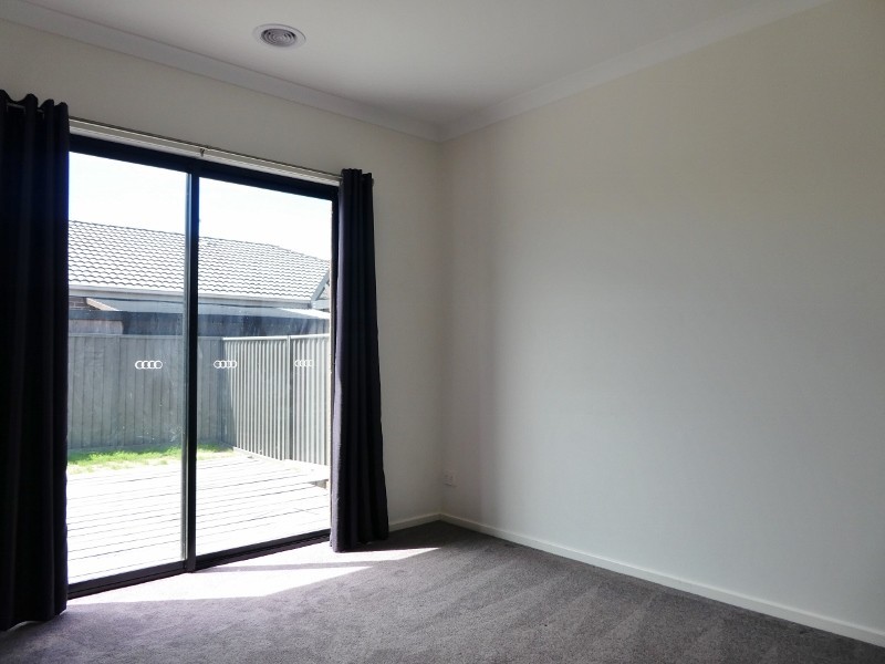 14 Bellsquarry Avenue, Cranbourne East VIC 3977