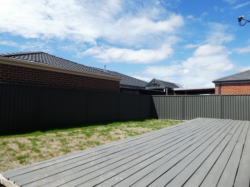 14 Bellsquarry Avenue, Cranbourne East VIC 3977