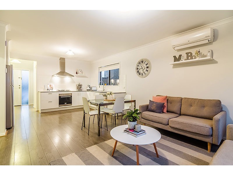 15 Canmore Street, Cranbourne East VIC 3977
