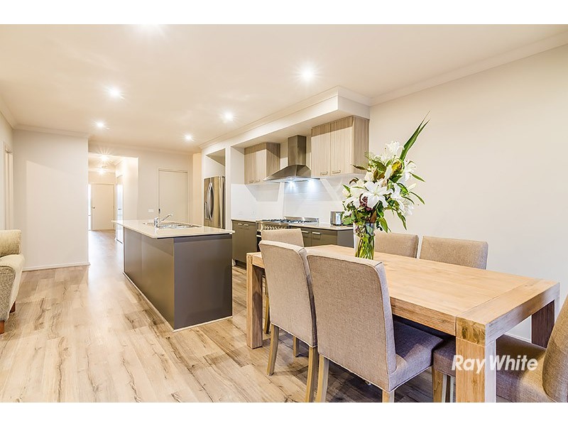 35 St Clair Avenue, Cranbourne West VIC 3977