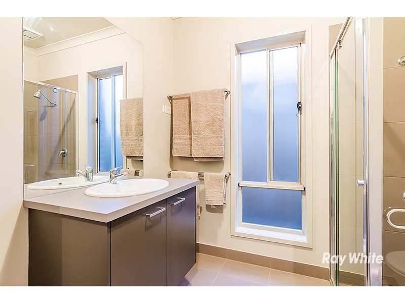 35 St Clair Avenue, Cranbourne West VIC 3977