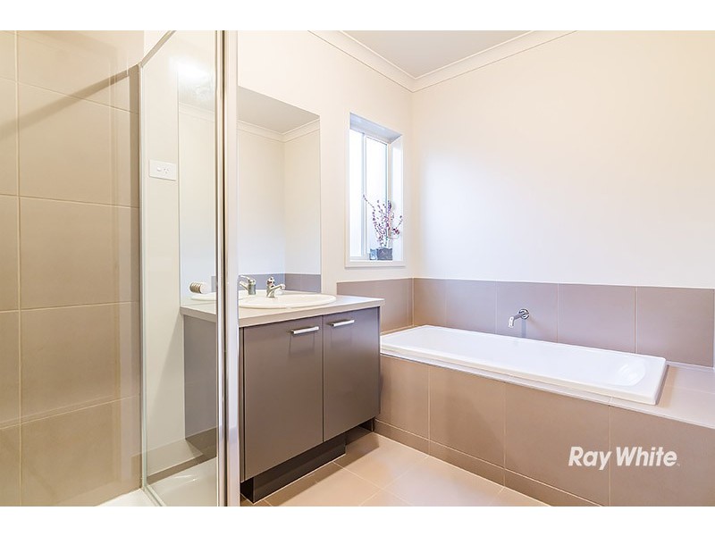 35 St Clair Avenue, Cranbourne West VIC 3977