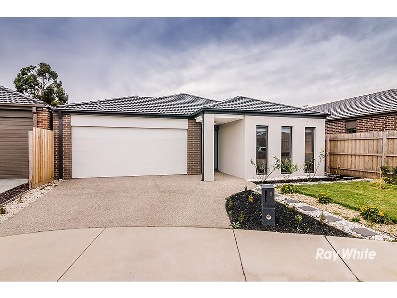 8 Fairlane Court, Cranbourne East VIC 3977
