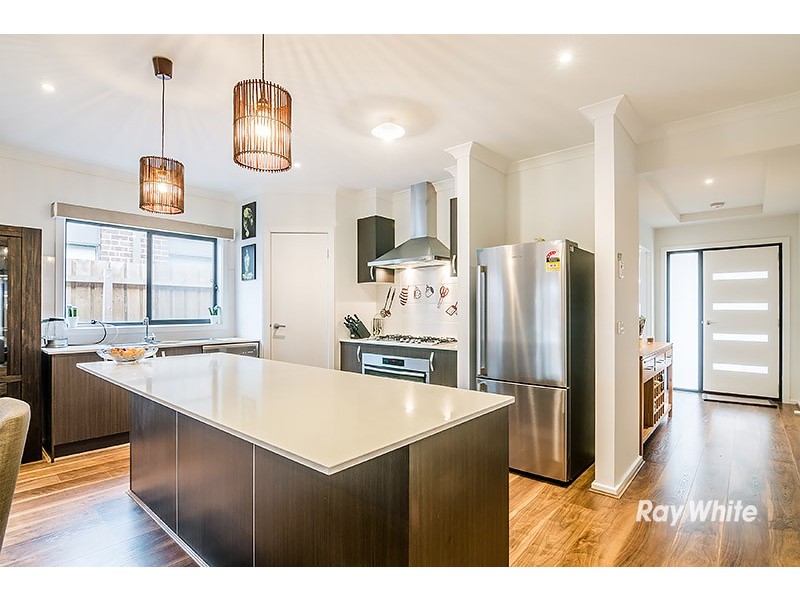 8 Fairlane Court, Cranbourne East VIC 3977