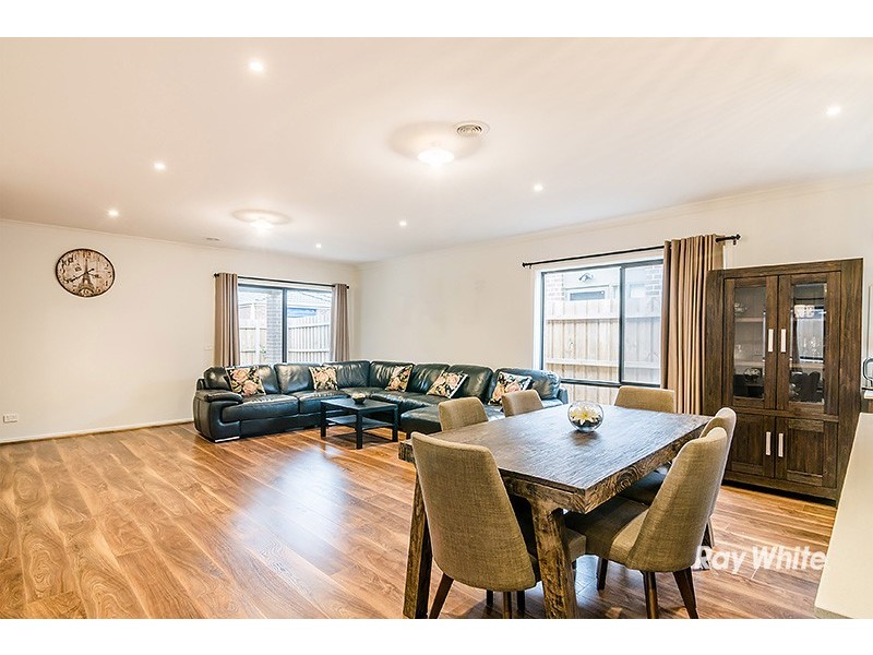8 Fairlane Court, Cranbourne East VIC 3977