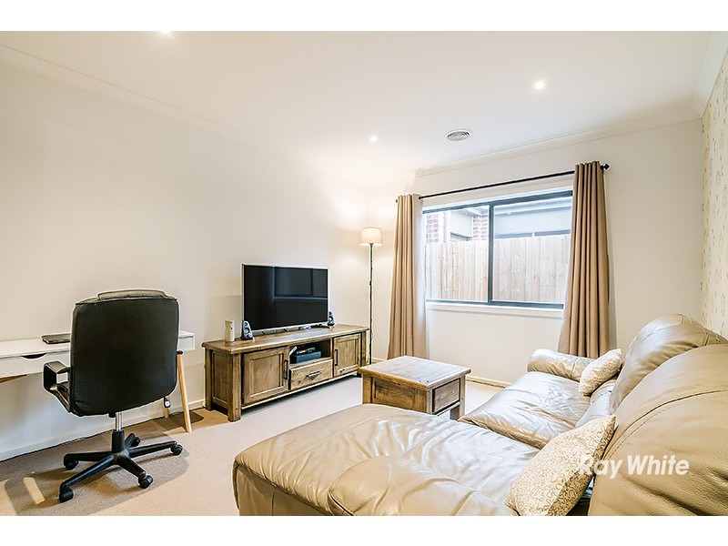 8 Fairlane Court, Cranbourne East VIC 3977