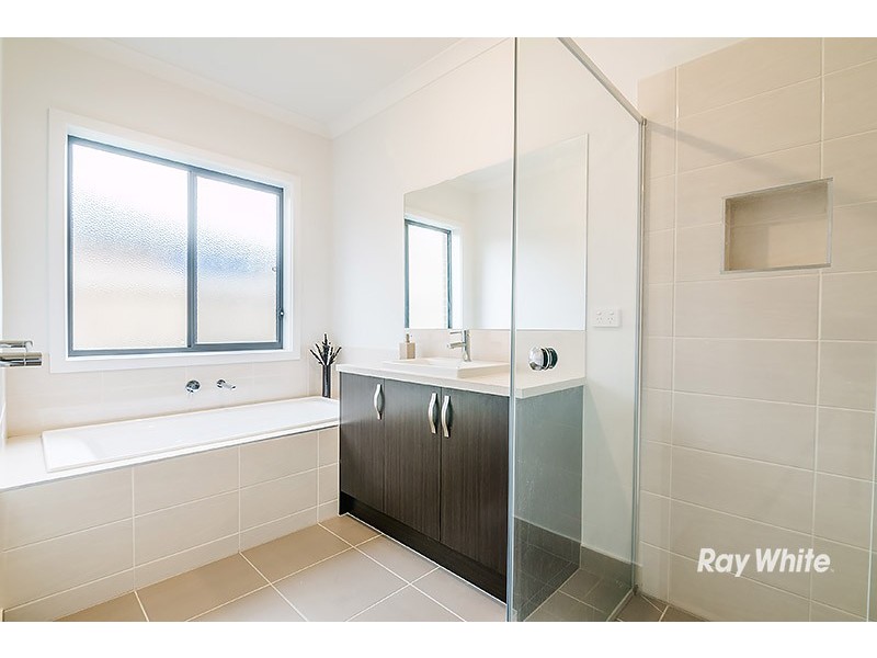 8 Fairlane Court, Cranbourne East VIC 3977