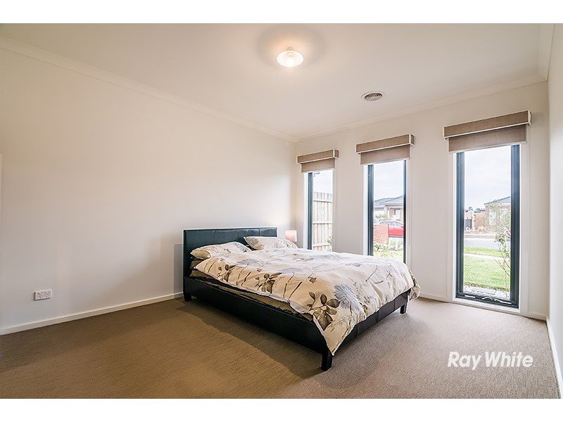 8 Fairlane Court, Cranbourne East VIC 3977