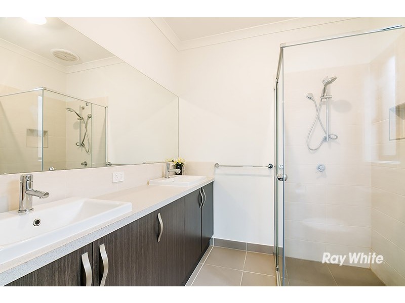 8 Fairlane Court, Cranbourne East VIC 3977