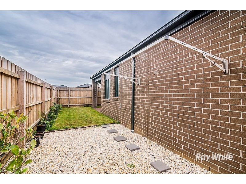 8 Fairlane Court, Cranbourne East VIC 3977