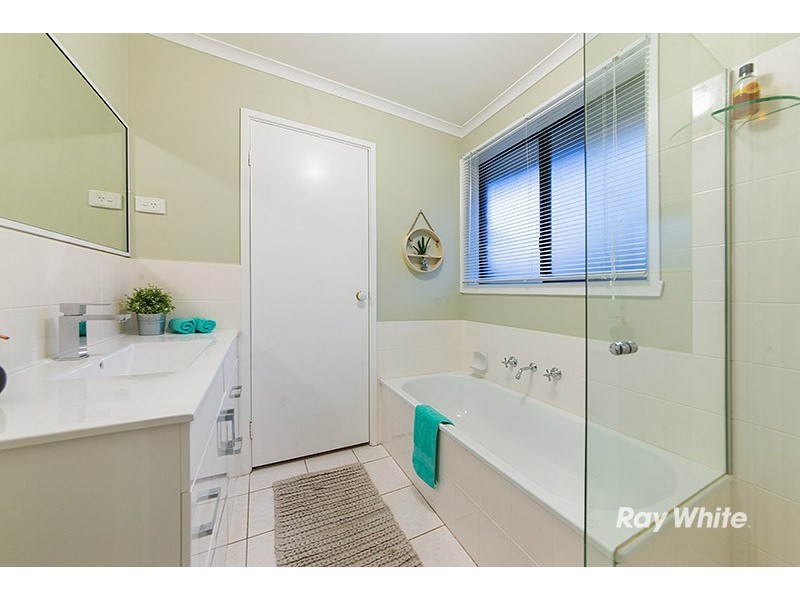 10 Willora Crescent, Cranbourne West VIC 3977