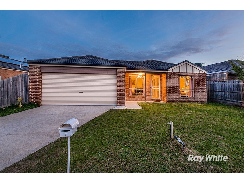 7 Baltic Way, Cranbourne West VIC 3977