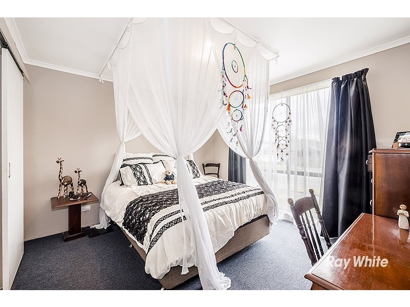 69 Courtenay Ave, Cranbourne North VIC 3977