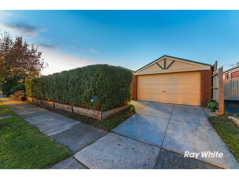 10 Tauna Place, Cranbourne West VIC 3977