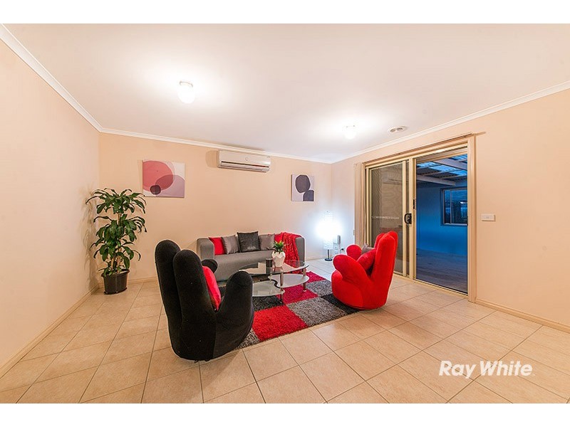 10 Tauna Place, Cranbourne West VIC 3977