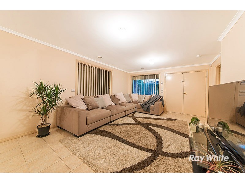 10 Tauna Place, Cranbourne West VIC 3977