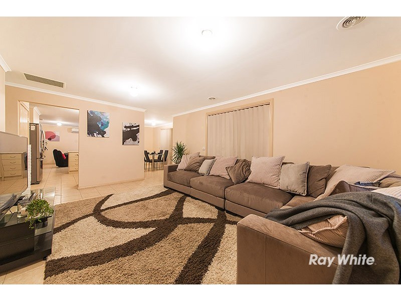 10 Tauna Place, Cranbourne West VIC 3977