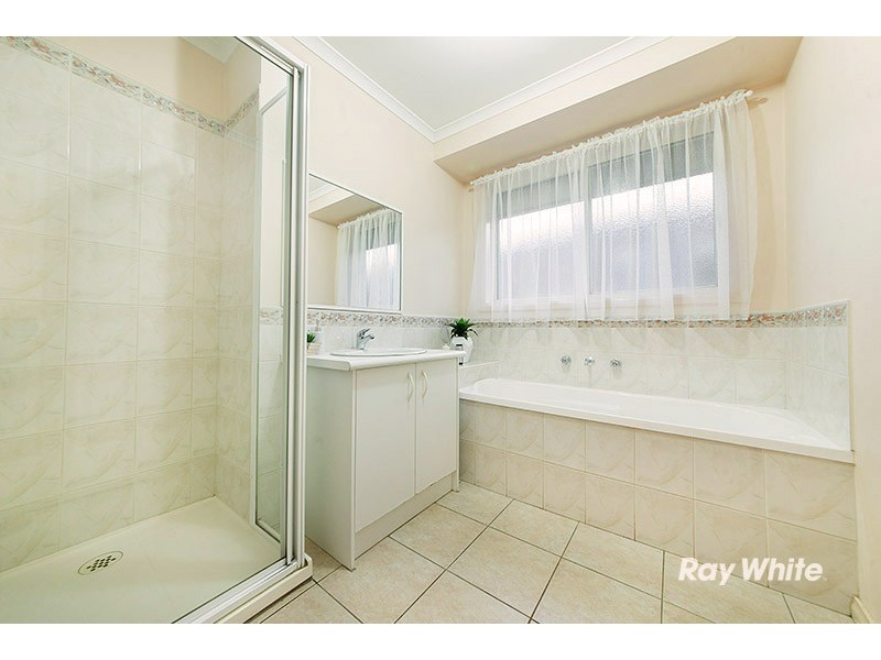 10 Tauna Place, Cranbourne West VIC 3977