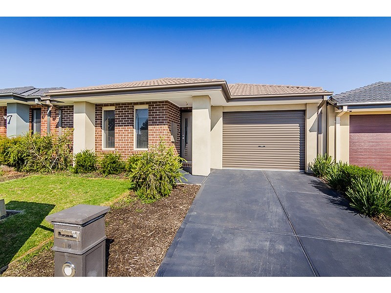 4A Emu Bush Drive, Cranbourne West VIC 3977